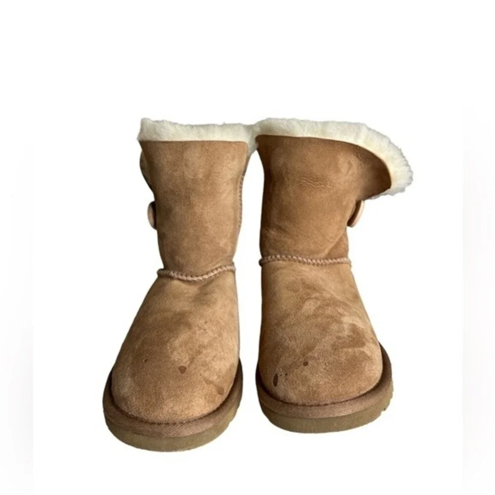 UGG Bailey Button II  Size 6